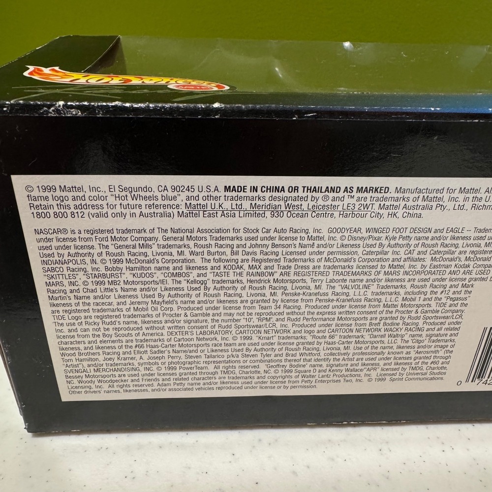 Hot Wheels Racing Mark Martin 6 Valvoline Ford Taurus 1:24 Race Day Deluxe 1999 - Picture 8 of 11
